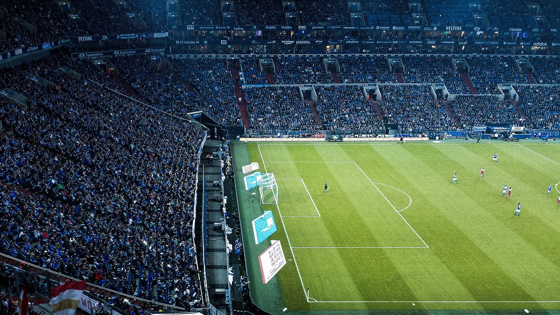 英超联赛激战正酣，曼城逆转利物浦登顶积分榜-yy易游体育官方网站